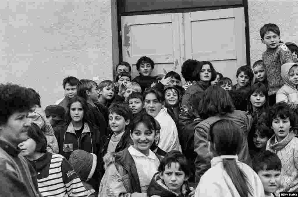 Stanovnici izbjegličkog kampa u Varaždinu, Hrvatska, u zimu 1992. godine. Dječak na slici lijevo (pored dječaka koji maše) je Elvis. 