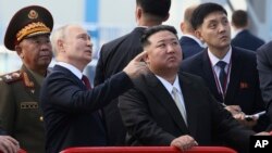 Руският президент Владимир Путин и севернокорейският лидер Ким Чен Ун разглеждат ракета на космодрума "Восточний" край град Циолковски в далекоизточната Амурска област, 13 септември 2023 г. 