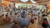 د میرلي خلک په ډرون برید کې د ماشومانو د وژل کېدو خلاف پرلت کې ناست دي - انځور مې ۲۴، کال ۲۰۲۵ز

