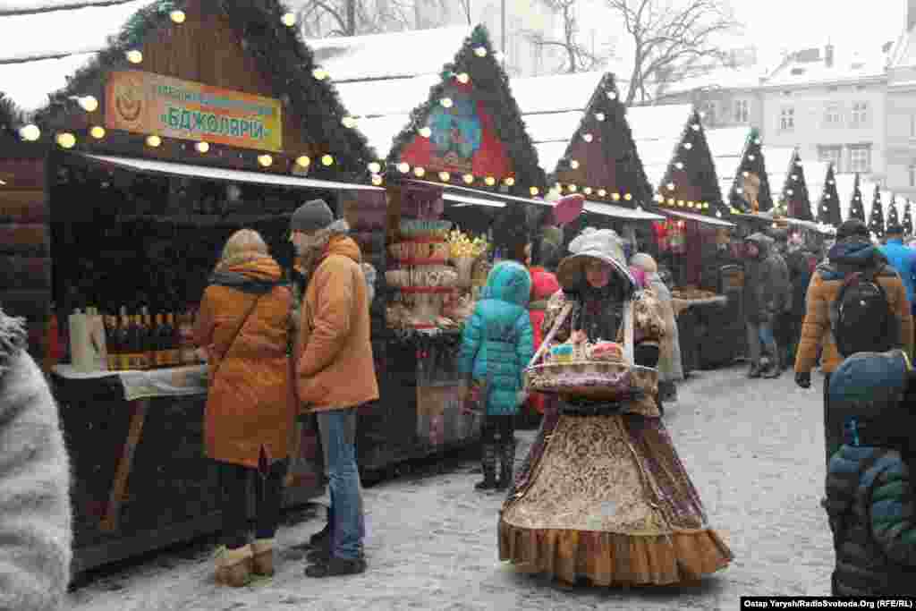 У самому центрі Львова – на самій площі Ринок – вирує життя. Тут також стоять ятки різдвяного ярмарку