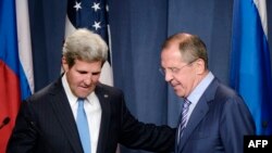 Госсекретарь США Джон Керри и министр иностранных дел России Сергей Лавров покидают пресс-конференцию в Женеве, 12 сентября 2013 года.