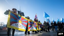 Тибетски и уйгурски активисти протестират пред сградата на ООН в Женева по време на прегледа на състоянието на правата на човека в Китай, 23 януари 2024 г.