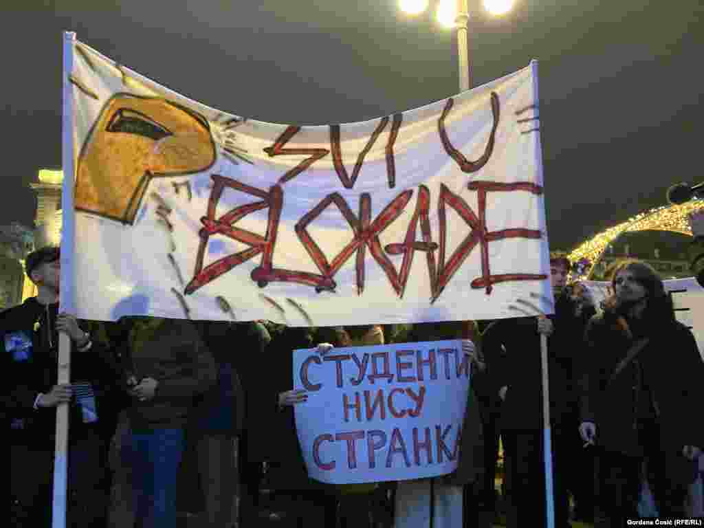 Studenti okupljeni oko Predsedništva Srbije zviždali su i pravili buku koja se čula u prenosu obraćanja predsednika Srbije.