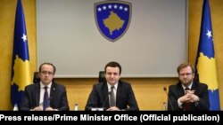 Albin Kurti i dosadašnji njegovi zamenici Avdullah Hoti i Haki Abazi, fotografija sa prve sednice Kurtijeve vlade u februaru 2020
