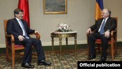 Встреча глав МИД Армении и Турции - Эдварда Налбандяна (справа) и Ахмета Давутоглу в Ереване, 12 декабря 2013 г. (Фотография - пресс-служба МИД Армении)