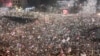 Studenti i antivladini demonstranti uključili su svetla na mobilnim telefonima tokom protesta, u Beogradu, Srbija, 15. marta 2025. 