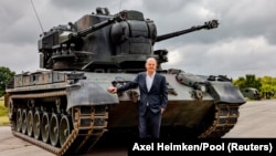 Канцлер Німеччини Олаф Шольц біля німецької зенітної самохідної установки Gepard, 25 серпня 2022 року 