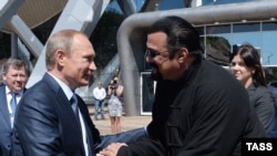 Президент Росії Володимир Путін і актор Стівен Сіґал (фото архівне)