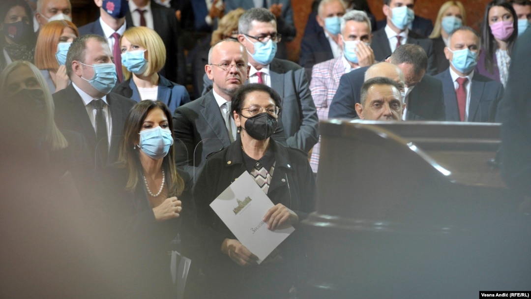 Gordana Čomić (u sredini sa crnom maskom na licu), ministarka za ljudska prava, prilikom polaganja zakletve članova nove Vlade Srbije, 28. oktobra 2020. LGBT polaže nadu da će Čomićeva istrajati i da će se Nacrt zakona o istopolnom partnerstvu do proleća naći pred poslanicima.