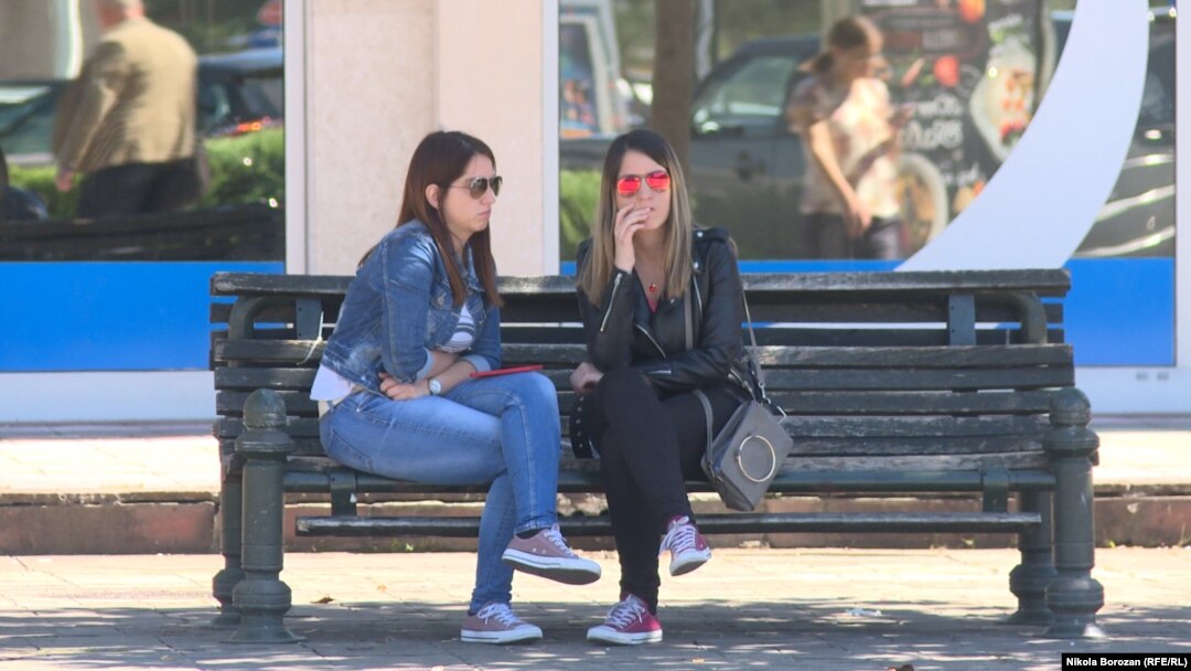 “Bolji ekonomski standard” mladi najčešće navode kao glavni motiv zbog kog žele da napuste Crnu Goru. Zabeleženo u Podgorici. 