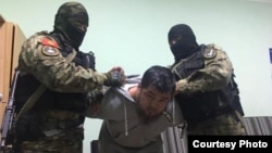 Чыңгыз Жумагуловду кармоо учуру. Сүрөт 2019-жылы жарыяланган.