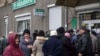 Мариуполь, пенсионеры штурмуют отделение Ощадбанка