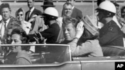 Закон 1992 року зобов'язав США оприлюднити всі файли, пов'язані з убивством президента Джона Кеннеді, до 2017 року, за винятком тих, які можуть завдати шкоди армії, розвідці та міжнародним відносинам