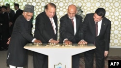 Çepden saga: Hindistanyň wise-prezidenti Hamid Ansari, Pakistanyň premýer-ministri Nawaz Şarif, Owganystanyň prezidenti Aşraf Ghani we Türkmenistanyň prezidenti Gurbanguly Berdymuhamedow TOPH proýektiniň gurluşygyna badalga berýärler, Mary, 15-nji dekabr, 2015. 
