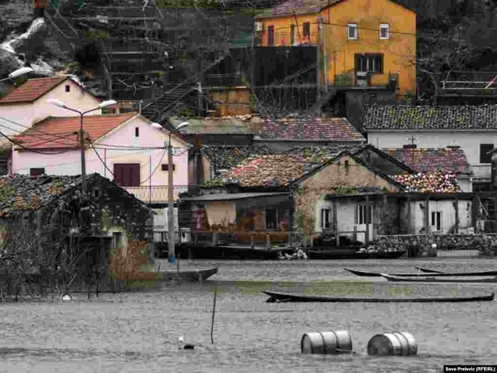 Crna Gora - Rijeka Vranjina izlila se iz svog korita, 02.12.2010. Foto: Savo Prelević