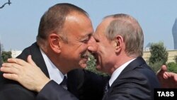 Ադրբեջանի նախագահ Իլհամ Ալիևը ողջունում է Բաքու ժամանած Ռուսաստանի նախագահ Վլադիմիր Պուտինին, 8-ը օգոստոսի, 2016թ․