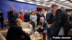 Նիկոլ Փաշինյանն ու Իլհամ Ալիևը զրուցում են Եվրոպական քաղաքակա համայնքի գագաթնաժողովի շրջանակներում, 16-ը մայիսի, 2025թ. 