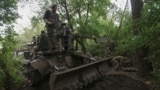 Житель Константиновки возле разрушенного российским авиаударом дома, в котором под завалами ищут его мать. 8 мая 2025 года