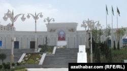 Prezident Gurbanguly Berdimuhamedowyň adyny göterýän seýilgäh. Aşgabat