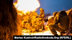Батальйон «Донбас-Україна» веде вогонь поблизу Новолуганського на Донеччині на початку 2018 року
