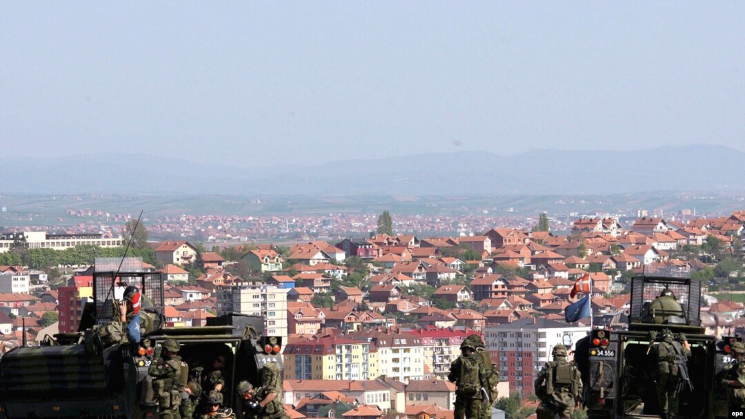 Francuski vojnici nadgledaju Mitrovicu, april 2009. - iz arhive