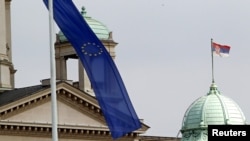 Zastava EU pored zgrade Skupštine Srbije u Beogradu (foto arhiv)