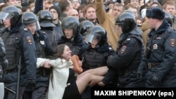 Поліція затримує учасників антикорупційної акції у Москві, 26 березня 2017 року