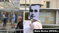 Відвідувачі посольства ні про що не запитували і дивилися на демонстрацію з відстані