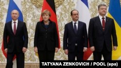 Переговори лідерів «Нормандської четвірки»: (справа наліво) тодішній президент України Петро Порошенко, тодішній президент Франції Франсуа Олланд, тодішня канцлер Німеччини Анґела Меркель і президент Росії Володимир Путін. Мінськ, 11 лютого 2015 року