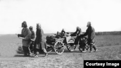 Казахи, пытающиеся спасти от Голода. 1930-е. Фото из Центрального государственного архива кино и фотодокументов и звукозаписей