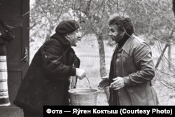 Паэт Рыгор Барадулін і скульптар Анатоль Анікейчык. Фота Яўгена Коктыша