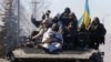 Українські військові на бронетранспортері виїжджають з міста Дебальцевого Донецької області, 8 лютого 2015 року