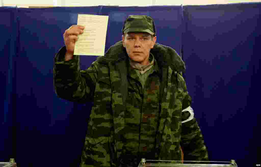 Член одного з проросійських «загонів самооборони Криму» показує журналістам свій бюлетень з відміткою у графі «За входження до складу Росії»