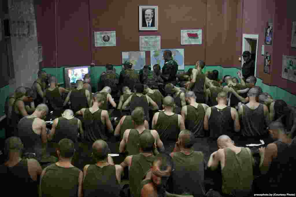 Гран-пры, Паўсядзённае жыцьцё. I месца, Сяргей Гудзілін Прагляд вячэрніх навін абавязковы для ўсіх салдат. У 21.00 усе вайскоўцы тэрміновай службы абавязаныя глядзець інфармацыйную праграму "Панарама" на дзяржаўным канале беларускага тэлебачаньня. Беларусь, Менская вобласьць, Барысаў, 60 полк сувязі, 6 жніўня 2010 году.