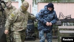 Украинского моряка ведут на заседание суда, Симферополь, 27 ноября 2018 год 