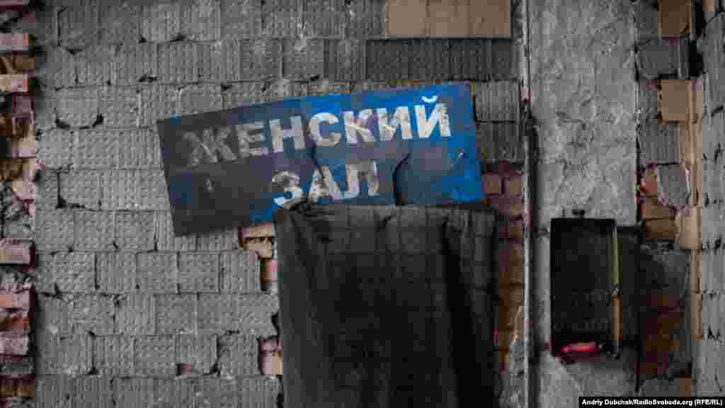 Жіноча кімната для «попудрити носика» тут виглядє так