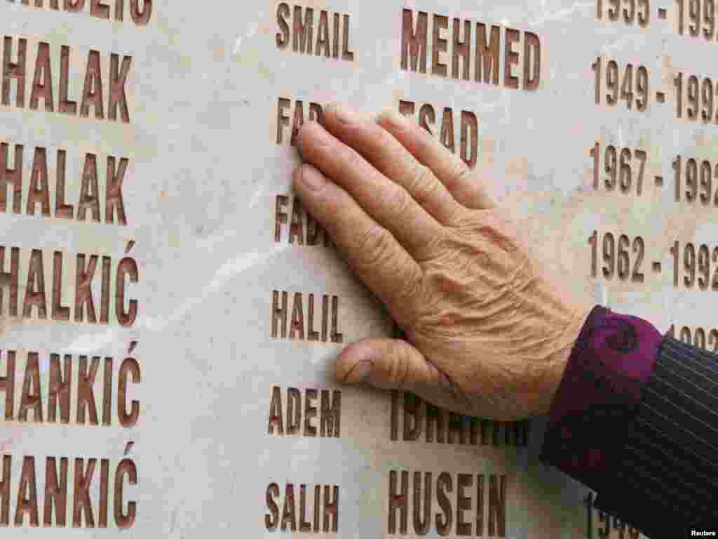 Spomenik žrtvama ubijenim u Kozarcu, 1992.-1995., 09.05.2011. Foto: Reuters / Ranko Cuković