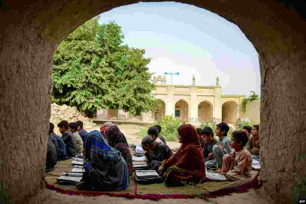 کودکان افغان در مدرسهای در فضای باز منطقهٔ زهرای ولایت قندهار
