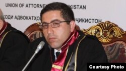 Адвокату Бузургмехру Ёрову инкриминировали оскорбление президента