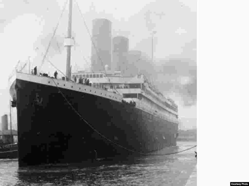 Više od 1.500 od 2.224 putnika koji su se ukrcali na Titanic je poginulo kada je brod potonuo u Sjevernom Atlantiku nakon što je udario u santu leda. Zbog nedovoljnog broja čamaca za spašavanje, samo jedna trećina putnika je mogla bit