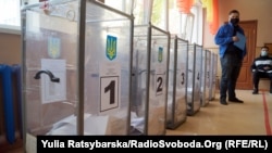 Станом на ранок 26 жовтня триває спостереження за процесом підрахунку голосів та продовжується збір відповідних даних, заявили в «Опорі»