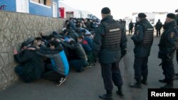 Полиция задерживает трудовых мигрантов в Бирюлево. Москва, 14 октября 2013 года.