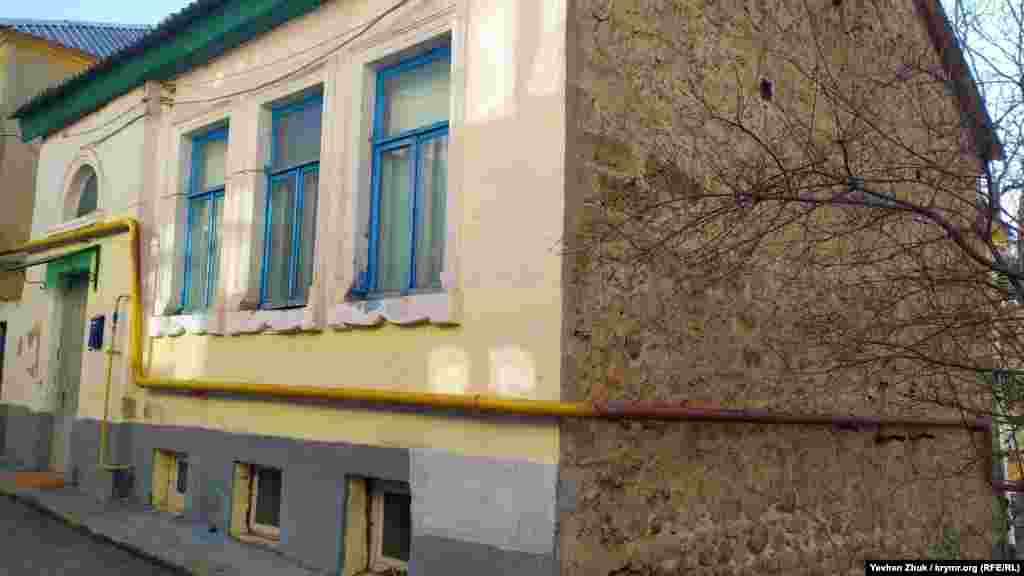 Паралельно вулиці Герасима Рубцова розташована вулиця Кірова. Складений з буту будинок №10, як пише в своїх книгах севастопольський історик Володимир Шавшин, «колоритний приклад міської забудови Балаклави кінця XIX – початку XX століття. З боку двору будинок двоповерховий