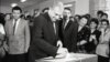 საილუსტრაციო ფოტო. ზვიად გამსახურდია საარჩევნო ყუთთან. 1991 წლის 26 მაისი