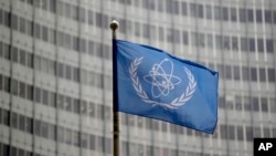 Zastava Međunarodne agencije za atomsku energiju ispred njenog sjedišta u Beču (foto-arhiv)