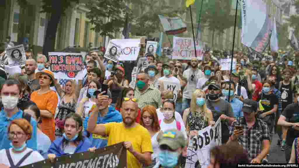 Кілька тисяч людей взяли у часть у акції «200 днів брехні» на підтримку підозрюваних у справі про вбивство журналіста Павла Шеремета – Андрія Антоненка, Юлії Кузьменко та Яни Дугарь. Київ, 4 липня 2020 року Фоторепортаж: «200 днів брехні». Акція на підтримку Антоненка, Кузьменко і Дугарь