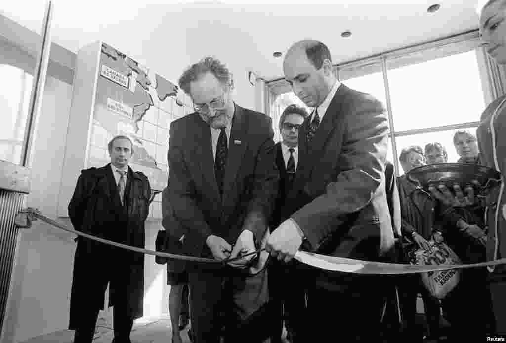 Putin (levo), kao predsedavajući Komiteta za spoljne odnose u Sankt Peterburgu, u sklopu ceremonije otvaranja prodavnice elektronske opreme u Sankt Peterburgu, 29. aprila 1993. godine 