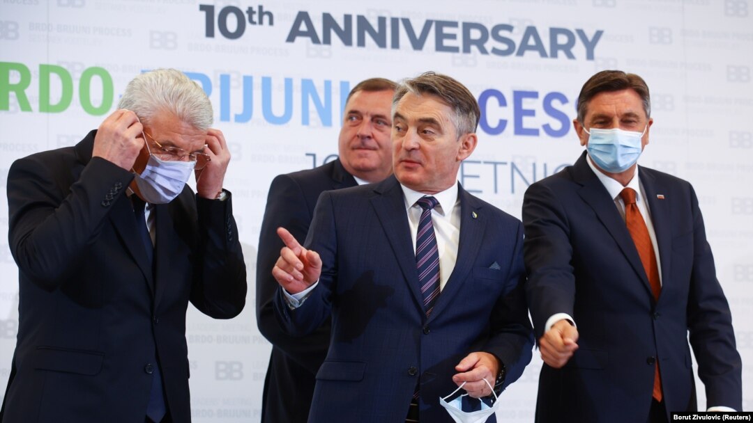 Željko Komšić na Brdo-Brijuni procesu (države kandidati i potencijalni kandidati za članstvo u EU, kao i članice Hrvatska i Slovenija) 17. maja 2021. Iza Komšića su predsjednik Slovenije Barut Pahor, kao i druga dva člana Predsjedništva BiH Milorad Dodik i Šefik Džaferović. 