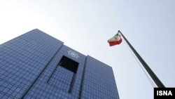 بانک مرکزی می‌گوید ۶۱ تن از بدهکاران بانکی٬ بدهی بالای صد میلیارد تومان دارند.