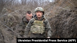 За словами Володимира Зеленського, «якщо військовий вирішив займатися політикою, це його право, тоді він має йти в політику, і тоді йому не до війни».